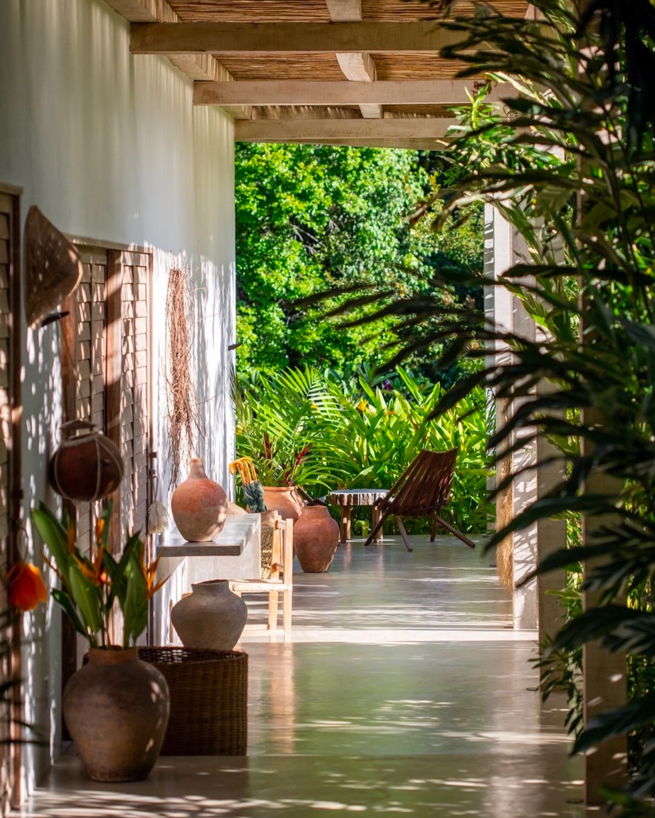 Varanda com jardim tropical